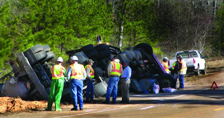 truckoverturned.jpg (69587 bytes)