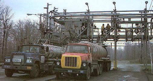 truckloading.jpg (46063 bytes)